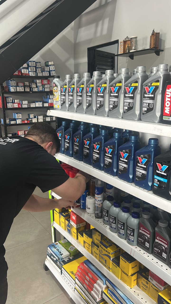 Equipe da Lubcenter realizando servico automotivo